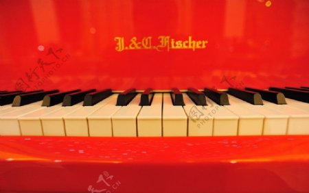 红色钢琴图片