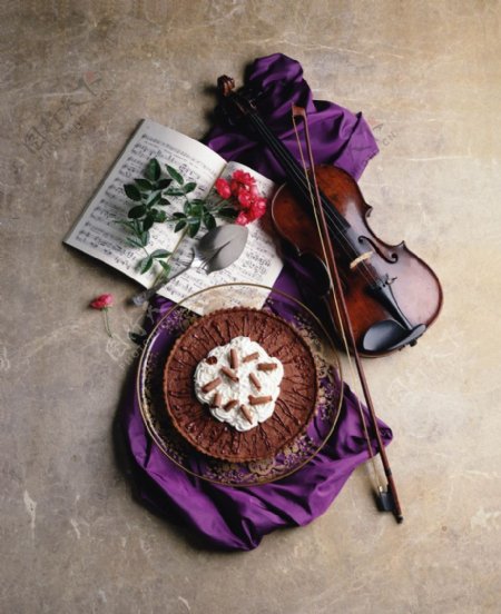 提琴鲜花与蛋糕图片