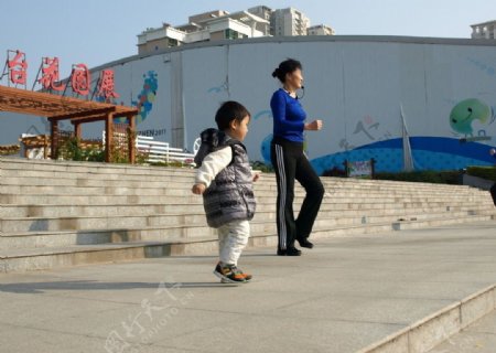 广场舞领舞和小朋友图片