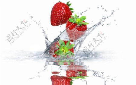 水中的草莓图片
