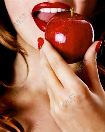 吃红苹果的美女图片