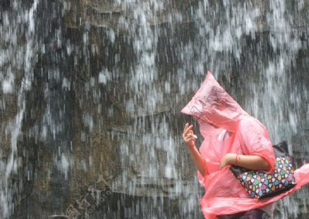 欢乐谷雨中瀑布图片