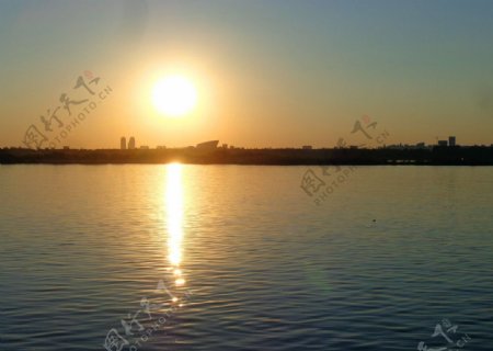 夕阳下的哈尔滨松花江畔图片