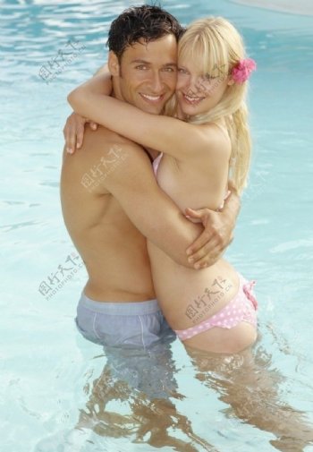 水池中的情侣图片