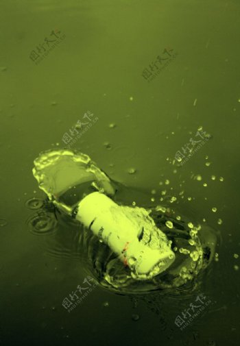溅起的水花背景水化妆品瓶子图片