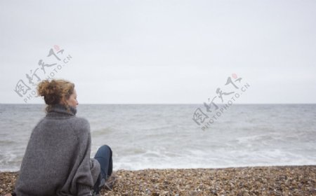 坐在沙滩上看海的女性图片