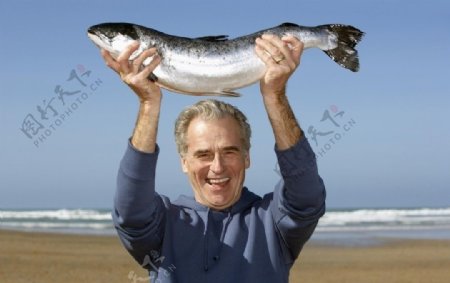 高举大鱼的老人图片