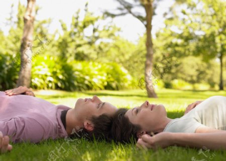 躺在草地上的情侣图片