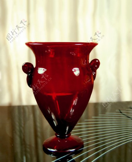 红玻璃花瓶图片