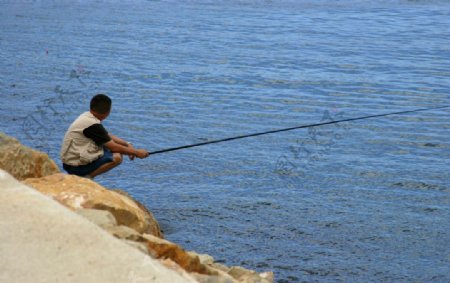 海边钓鱼的人图片