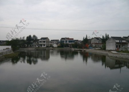 湖边村庄图片