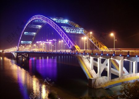 三桥夜景图片