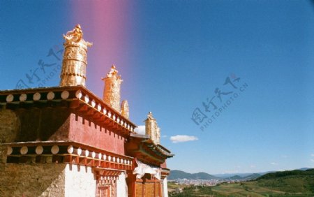松赞林寺的正午图片