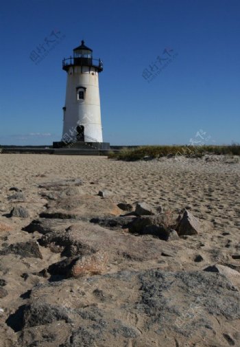 石头滩上的灯塔图片