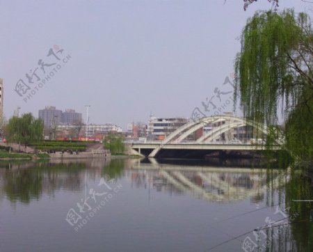 城河桥水影图片