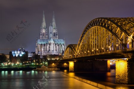 科隆大教堂和铁路桥梁夜景图片