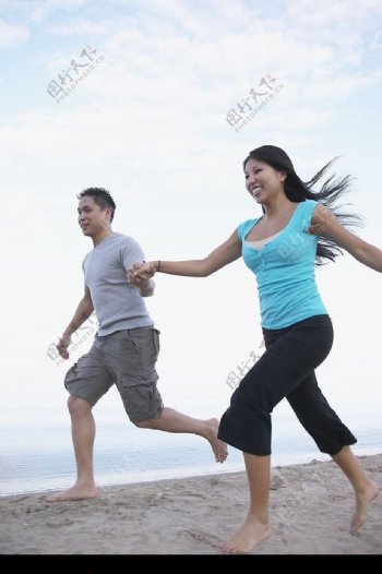 在海边奔跑的情侣图片