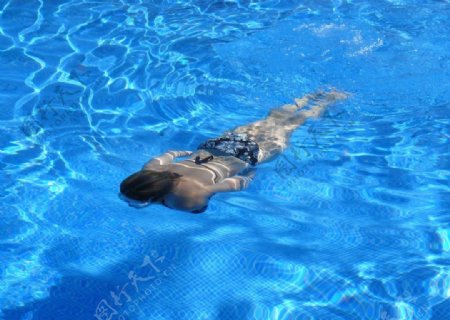 游泳夏日图片