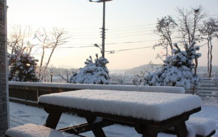 雪后公园长凳上的厚厚的积雪图片