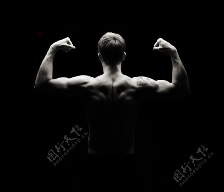 高清黑色背景肌肉男图片