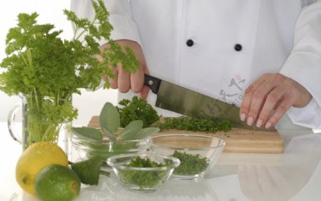 厨师切菜切蔬菜图片