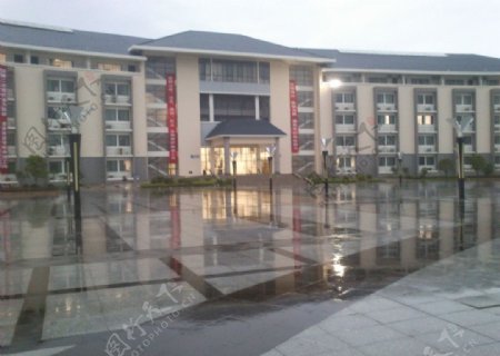 雨后的校园桂电科技楼图片
