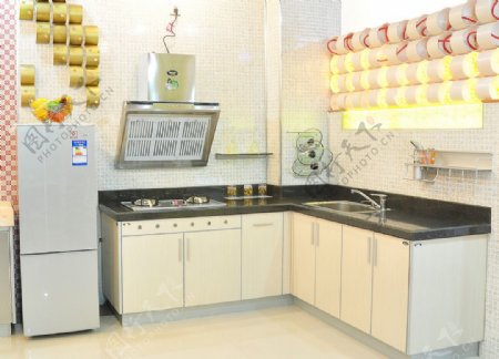 浅金色厨房橱柜冰柜图片