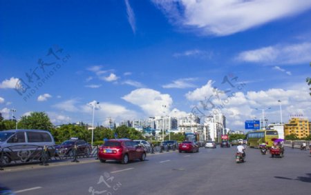 蓝天白云下的桂林城图片