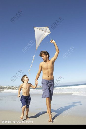 父子沙滩放风筝图片
