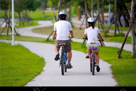 情侣骑脚踏车图片