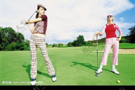 两个人和高尔夫球场图片