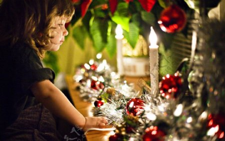 国外欧洲圣诞节上小孩庆祝圣诞图片