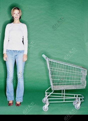 站着的女人和购物车图片