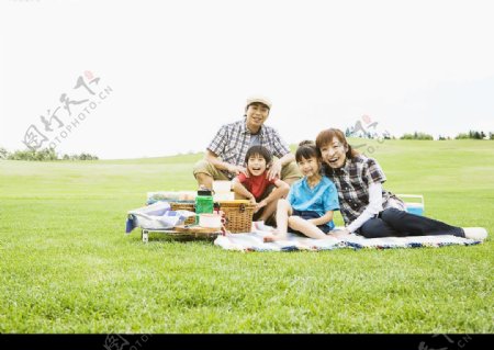 绿草地上一家人图片