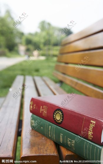 书籍长椅图片
