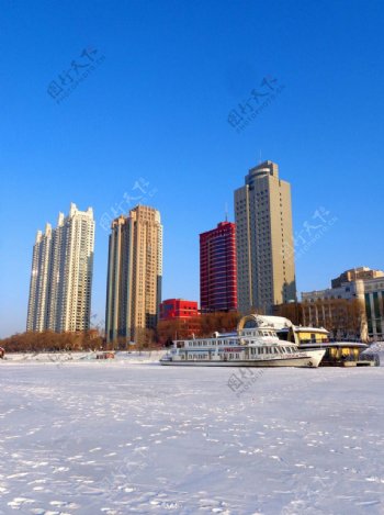 冬季哈尔滨松花江畔风景图片
