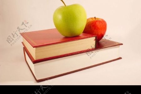 苹果和书本图片