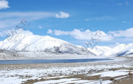 雪山乌拉尔湖图片