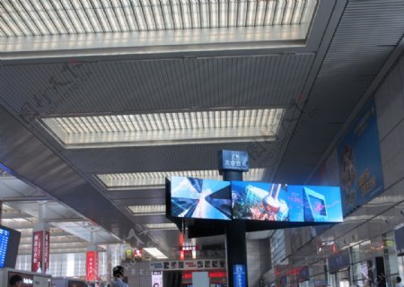 虹桥火车站LED创意广告屏图片