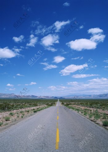 山里的公路蓝天白云图片