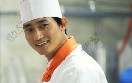 厨师领巾微笑亚裔男图片