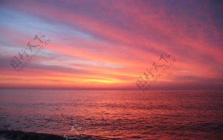 海边日出日照海边图片