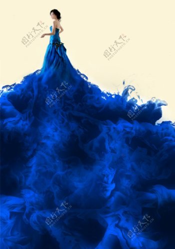 美女穿蓝色的裙子海报素材图片