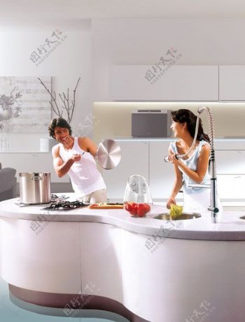 厨房情侣图片