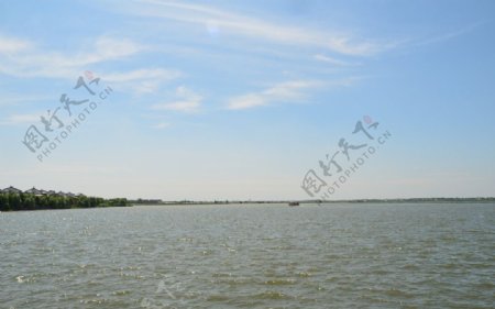 周庄湖边景色图片