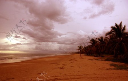 三亚海滩上空的云图片