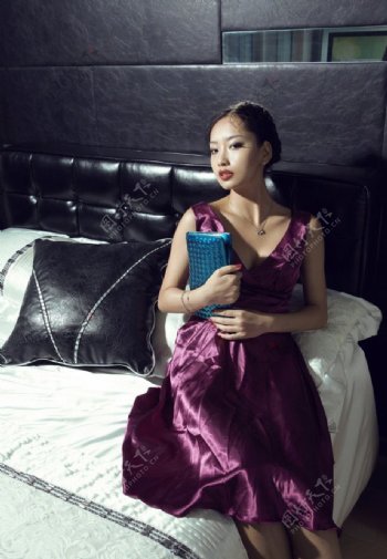 王丸丸床上紫色晚礼服写真图片