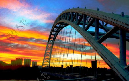 夕阳大桥图片