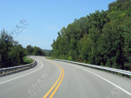 蓝天白云树木高速公路图片