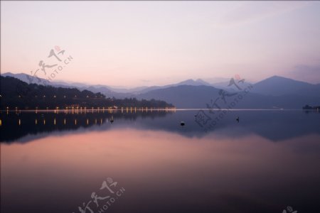 远山湖泊图片